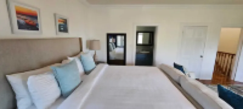 Pineapple Villa Spacious 5-bedroom villa in beautiful Nassau with Pool,AC, WiFi,