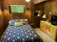 Lakefront/Private Cove, Hot Tub, Boats, Woods, & 3 Beaches