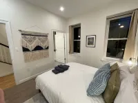 Large, luxurious, modern townhouse located in central DC! 컬럼비아 하이츠 호텔