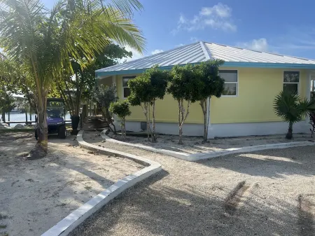 Big Yellow House with Dock on Deep Water Canal and Dock Power Available Отели в г. Great Abaco