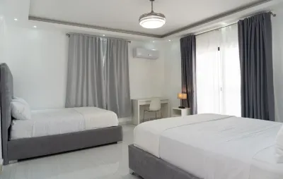 Modern Spacious 5 bedroom villa, Van & driver included