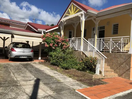 Pretty villa of very good quality with view on sea and Mountain