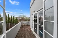 Hamilton house - private, central & sunny!