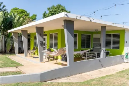 Modern Tropical Home w/ Outdoor Shower/5 min Beach Отели рядом с достопримечательностью «Крас Боат Бич»