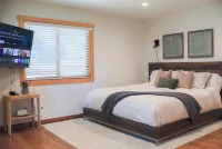 4 BR Retreat with Lakeview and Hot Tub