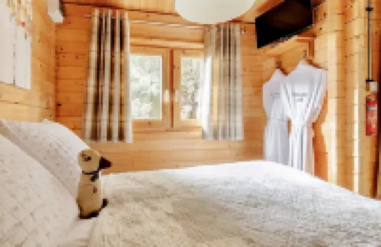 Duck Lodge B&B with Hot Tub