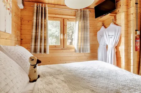 Duck Lodge B&B with Hot Tub