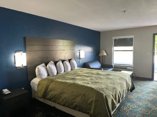 Clairmont Inn & Suites - Warren