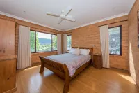Clarendon Forest Retreat Hotels in Possum Brush