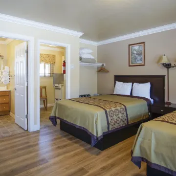 Charm Motel & Suites