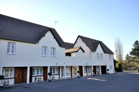 Logis Hôtel les Nymphéas Отели в г. Ломуа