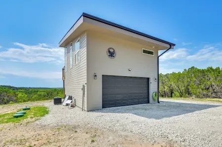 Hot Tub & Valley Views: Hidden Gem in Texas