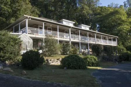 Calhoun House Inn & Suites