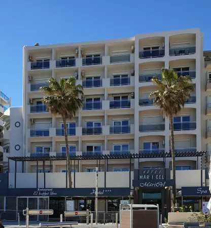 Hôtel Mar I Cel & Spa Отели рядом с достопримечательностью «Le Bleu 'N' Blue»