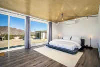 The Joshua Tree Whitmore House + Hot Tub