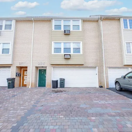Modern 2BR, Unit 1, Yard, Laundry, Smart TV Отели в г. Ист-Оранж