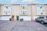 Modern 2BR, Unit 1, Yard, Laundry, Smart TV