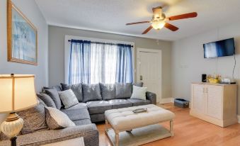 Beautiful Galveston Apt w/ Deck < 3 Mi to Dtwn!