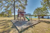 The Bird Cabin Peaceful Refuge in East Texas - parking