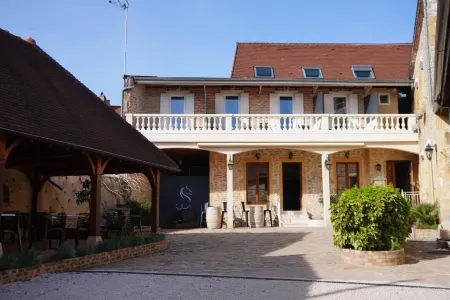 Hôtel Villa Pona Отели в г. Дигуэн