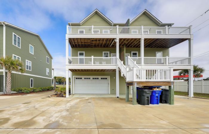 Emerald Isle Getaway w/ Decks & Beach Views!