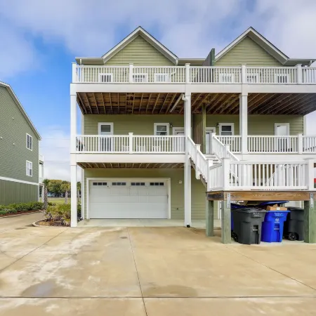 Emerald Isle Getaway w/ Decks & Beach Views!