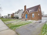 Wfh-Friendly Abode w/ Home Gym in Cleveland Hotels near Cleveland Hopkins International Airport