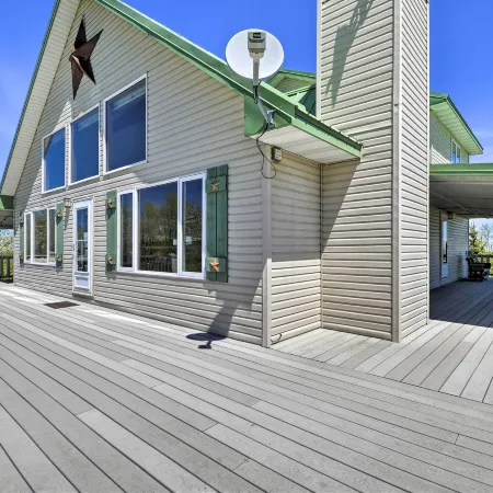 The Front Porch 20-Acre Country Home w/ Mtn View
