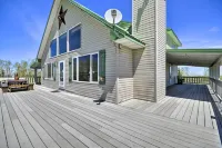 The Front Porch 20-Acre Country Home w/ Mtn View - 3-Star