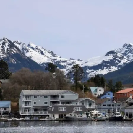 Longliner Lodge and Suites
