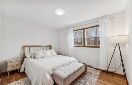 Secluded Oasis: 4 Bedrooms, 3 Blocks to Downtown