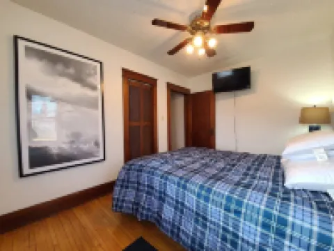 Waterfront Getaway with Boat Slip/Dock and Spectacular Sunsets on Ahnapee River アルゴマのホテル