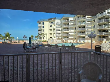 Enjoy Amazing Beach and Sunsets and Maybe a Turtle Hatching! 2 Bed/2 Bath Отели рядом с достопримечательностью «Тики Гарденс - Индиан-Шорс Бич Аксесс»