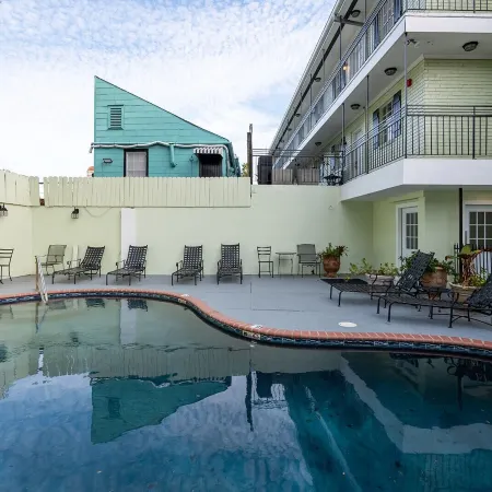 French Quarter Suites Hotel Отели рядом с достопримечательностью «Мемориальный зал Конфедерации»