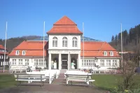 Hotel Pension am Kurmittelhaus - parking