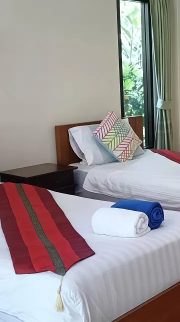 ห้องคอมฟอร์ทเตียงใหญ่พร้อมระเบียงและวิวสระน้ำ