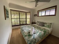 Absolute beachfront- Bush, Beach, Dogs, Relax!