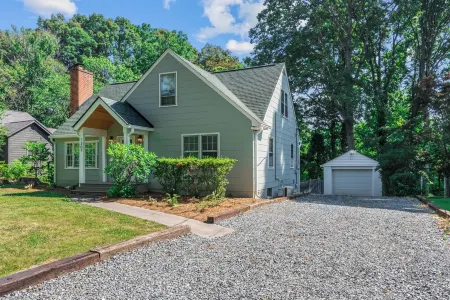 Deacon Stays: The Oak Crest - Walk to The Grounds