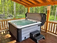 Peaceful 3BR Cabin Retreat w/Hot Tub-Near Wineries, Geneva-on-the-Lake & Spire