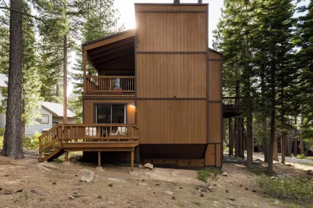 Wolfe by AvantStay 5Mins NorthStar w Hot Tub, Fireplace, 2 Private Decks Отели в г. Tahoma