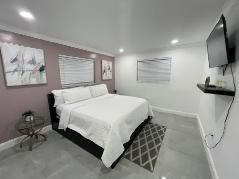 Pool House 3/2: Grill, Mural and Ping Pong Table