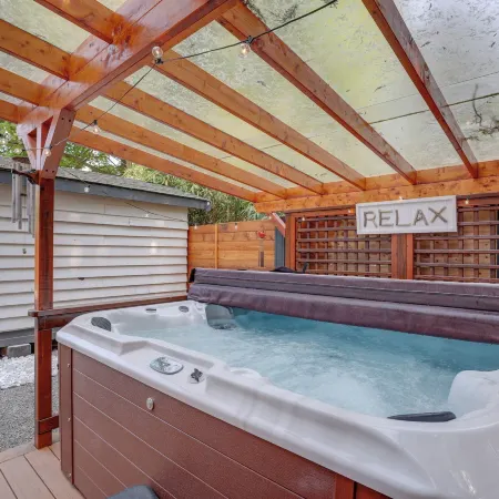 Farmhouse w/ Private Hot Tub < 1 Mile to Birch Bay