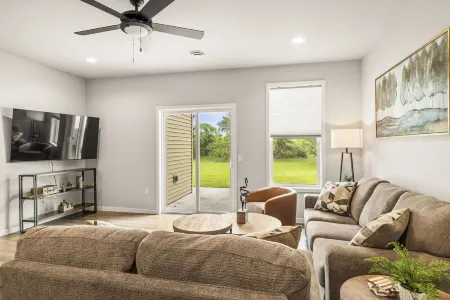 Charming 3-bedroom townhome with a backyard, WiFi and AC in delightful Plover WI Отели в г. Пловер