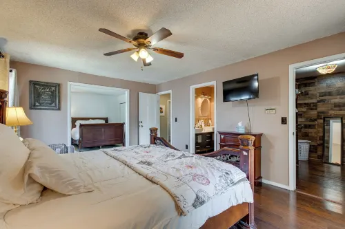 Spacious Aurora Retreat w/ Game Room + Hot Tub! - Homestays