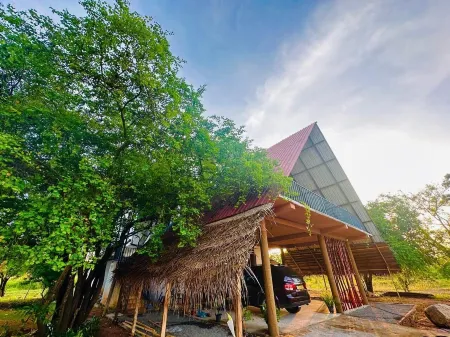 The Wish Lake Resort Отели рядом с достопримечательностью «Kossakandha Raja Maha Viharaya»