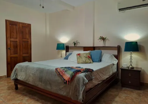 3 BR Colonial Downtown With Private Pool , King Beds, A/C and Great View โรงแรมใน