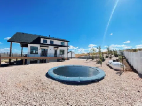 Bear Lake getaway for the whole family! Sleeps 32! Beach access included!!