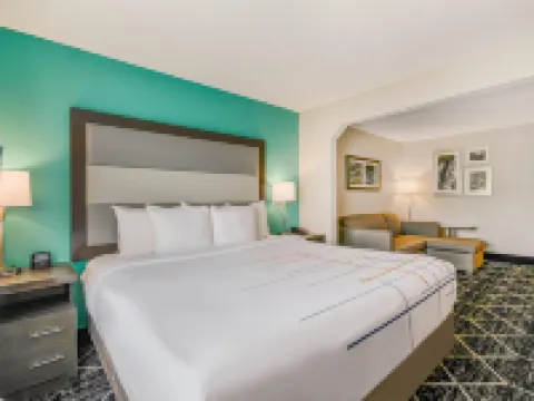 La Quinta Inn & Suites by Wyndham Batavia Hotels in Genesee County