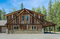 Peaceful cabin overlooking meadow with hot tub