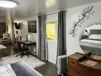 "The Red Door" 1 mile from downtown. 1 bedroom. Own entrance. Full Bath/Kitchen